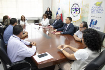Autoridades de la UTP y la CAPALI conversando sobre la FIL.
