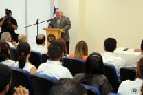 El rector Dr. Aizpurúa durante su discurso.