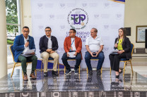 Panelistas del conversatorio.