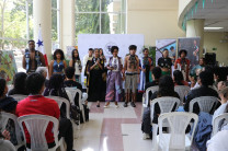 En medio del coloquio se efectuó una pasarela con creaciones de la Lcda. Plantagenett, realizado por estudiantes de la UTP.