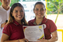 Como parte del programa, se realizó la entrega de certificados de reconocimiento a exmiembros de Alianza Estudiantil, en honor a su destacada labor.