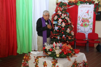 Encendido de la vela de la corona de adviento en la Extensión de Howard 
