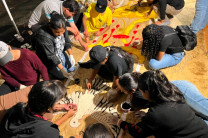 Los voluntarios participaron activamente en la confección de las alfombras en Atalaya.