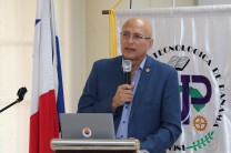 El decano de la FIM, Dr. Orlando Aguilar, dio las palabras de bienvenida de esta jornada.