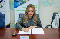 Firma de convenio con la UTP, Lcda. Delia Domínguez de la la Empresa Elconix.