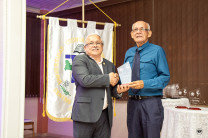 Entrega de reconocimiento al Ing. Urbano Alaín, exdirector del Centro Regional de Azuero, por parte del Mgtr. Ismael Batista Rodríguez, actual director del Centro Regional de Azuero.