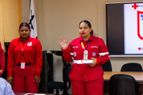 Los graduandos realizaron la juramentación de la Cruz Roja que simboliza un pacto de servicio y un compromiso solmene de servir a la humanidad. Los graduandos realizaron la juramentación de la Cruz Roja que simboliza un pacto de servicio y un compromiso solmene de servir a la humanidad.