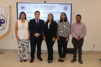 Estudiantes y jurados en la culminación de la sustentación de tesis. 