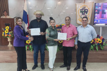 Entrega de certificados a expositores 