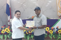 Lic. Julio Barrios, coordinador del Departamento de Cultura entrega certificado a expositor. 