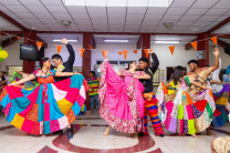 La Agrupación Folklórica presentó bailes representativos de las provincias de Bocas del Toro, Darién y Colón, resaltando las tradiciones y manifestaciones culturales que forman parte de la herencia afrodescendiente en estas regiones.