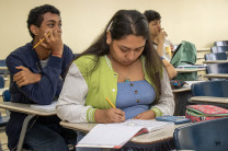 Los estudiantes buscan afianzar sus conocimientos en matemáticas.