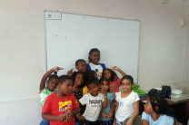 Estudiante de la UTP en Colón junto a los niños.