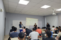 Mgtr. Itzel Loo, Subdirectora Académica; Mgtr. Marlene Guzmán, coordinadora del SIU, del Centro Regional de Panamá Oeste, Profesora Kathia Olmos, docente de matemáticas, dan la bienvenida a los estudiantes del Curso.