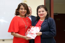 La Vicerrectora Académica, Dra. Ángela Laguna, entregó ejemplares de los libros de inglés.