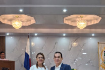 Dra. Marta Moreno, subdirectora de Vida Universitaria entrega Certificado a conferencistas. 