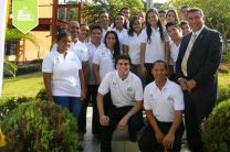 Estudiantes de la UTP que forman parte del equipo PANAMASS junto al Rector.