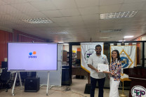 Ing. Horacio Anel Muñoz, recibiendo su certificado de participación entregado por una estudiante