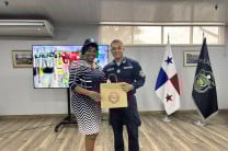 Reconocimiento a la Lcda. Evet Clachar, directora del Centro Regional de Colón de la UTP.