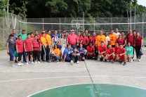 Equipo voleibol mixto, en compañía del rector Dr. Omar Aizpurúa Pino.