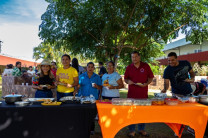 El personal administrativo participó activamente en la jornada, aportando productos alimenticios tradicionales para compartir con la comunidad universitaria. El personal administrativo participó activamente en la jornada, aportando productos alimenticios tradicionales para compartir con la comunidad universitaria.