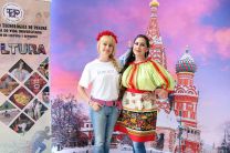 Vestidos tradicionales usan dos hermosas mujeres rusas en la feria