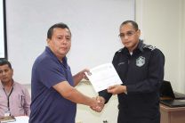 El Colaborador Orlando Quintero recibió certificado de participación del Mayor Edgardo Gordón, entrega 