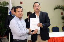 Dexer Aranda,  del Diplomado en mediación, recibe su certificado de manos del Dr. Ricardo López