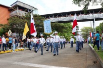 Delegaciones de colegios participan en desfile en el Campus Dr. Víctor Levi Sasso.