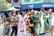 Al ritmo del canto y baile congo.