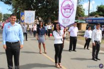 Comunidad universitaria participa en los desfiles patrios.