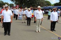 Comunidad universitaria participa en los desfiles patrios.