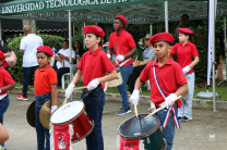 Desfile de bandas de colegios y escuelas invitadas.