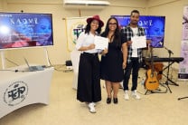 Entrega de certificado de agradecimiento a los expositores.