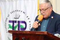 El Mgtr. Ismael Batista, director del Centro Regional de Azuero, ofreció un mensaje de motivación a los estudiantes presentes.