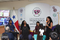 La estudiante Aura Domínguez tuvo a su cargo la moderación del conversatorio.