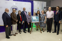 La Arq. Dollarte de Tong hizo entrega de perspectiva del Hospital Materno Infantil para aquella época.