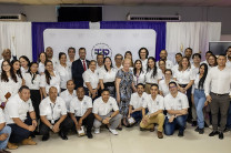 Personal de la DGIA, la Arq. De Tong y familiares en compañía de las autoridades de la UTP.