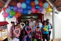 Evet Clachar, Directora del Centro Regional de la UTP en Colón, le dio la bienvenida a los niños.