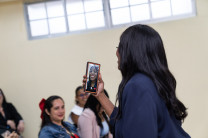 La presentadora Natalie Harris hablo su experiencia en la vida como mujer y figura pública.