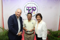 Entrega de reconocimiento al señor Esturbides Moreno.