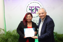 Entrega de certificados estuvo a cargo de el Ing. Ricardo Rivera, Director Nacional de Proveeduría y Compras.