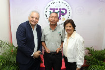 Entrega de reconocimiento al señor Rubén Aguilar. 
