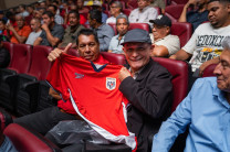 Los padres disfrutaron con entusiasmo cada uno de los obsequios.