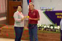Entrega de regalo a los Papas del Centro Regional. 