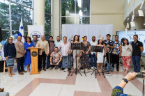 La Rectora Laguna y autoridades de Vida Estudiantil compartieron en la actividad de versos, cantos y poesía.