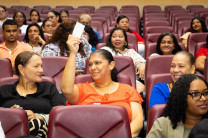 Las secretarias recibieron premios sorpresas.
