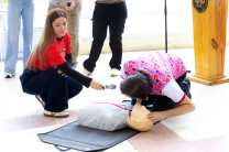 Demostraciones sobre Reanimación Cardiopulmunar (RCP). Demostraciones sobre Reanimación Cardiopulmunar (RCP).