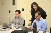 Participantes y expositora durante uno de los talleres de la capacitación.