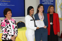 Autoridades universitarias y del MICI entregan certificados.